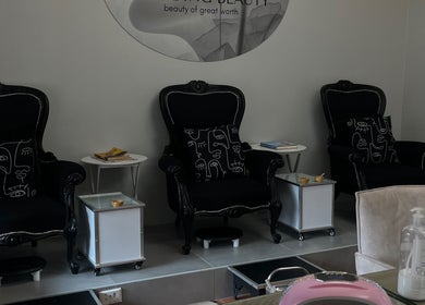 Chic black chairs at Unfading Beauty in Gqeberha, Eastern Cape, ZA, offering a stylish relaxation space.