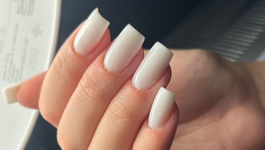 Unghie bianche eleganti presso Glam Nails by Asia, Collegno, Piemonte, IT.