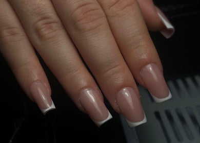 Manicure elegante a forma francese presso Glam Nails by Asia, Collegno, Piemonte, IT.