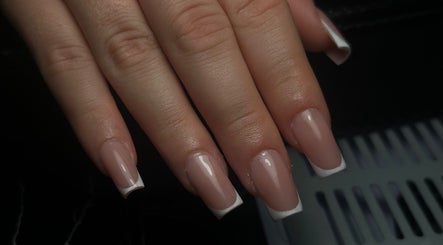 Manicure elegante a forma francese presso Glam Nails by Asia, Collegno, Piemonte, IT.