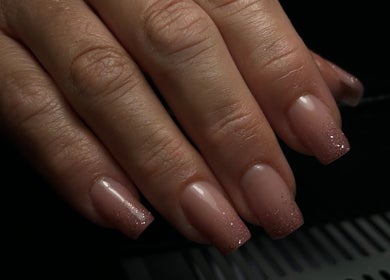 Unghie nude con glitter al Glam Nails by Asia, Collegno, Piemonte, IT.