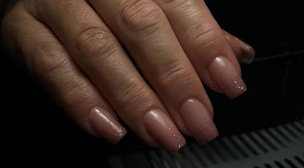 Unghie nude con glitter al Glam Nails by Asia, Collegno, Piemonte, IT.
