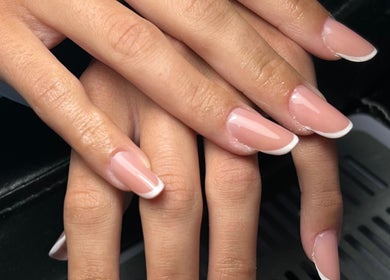 Manicure French elegante a Glam Nails by Asia, Collegno, Piemonte, IT.