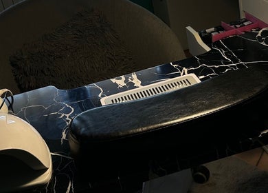 Tavolo da manicure elegante presso Glam Nails by Asia, Collegno, Piemonte, IT.