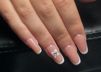 Elegante manicure con design floreale a Glam Nails by Asia, Collegno, Piemonte, IT.