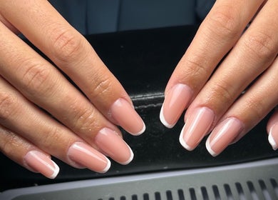 Manicure elegante French presso Glam Nails by Asia, Collegno, Piemonte, IT.