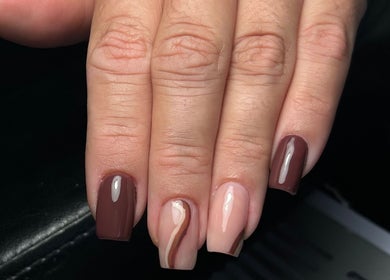 Elegante manicure a Glam Nails by Asia, Collegno, Piemonte, IT, con smalti marroni e nude naturali.