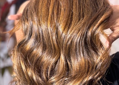 Estilo brillante en Regina Mendes Peluqueria, Córdoba, Córdoba, AR, mostrando cabello ondulado y cuidado.
