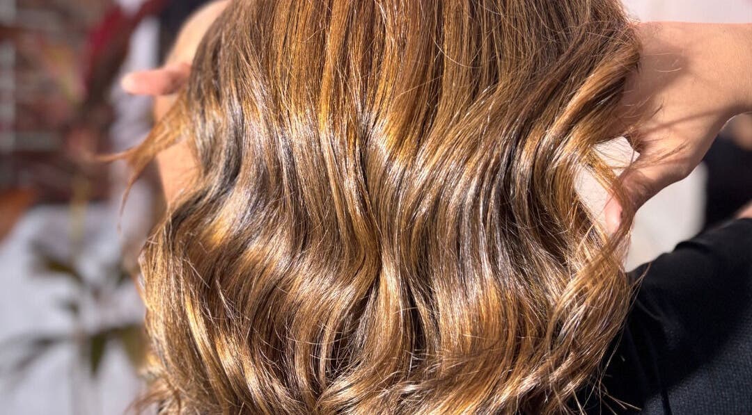 Estilo brillante en Regina Mendes Peluqueria, Córdoba, Córdoba, AR, mostrando cabello ondulado y cuidado.