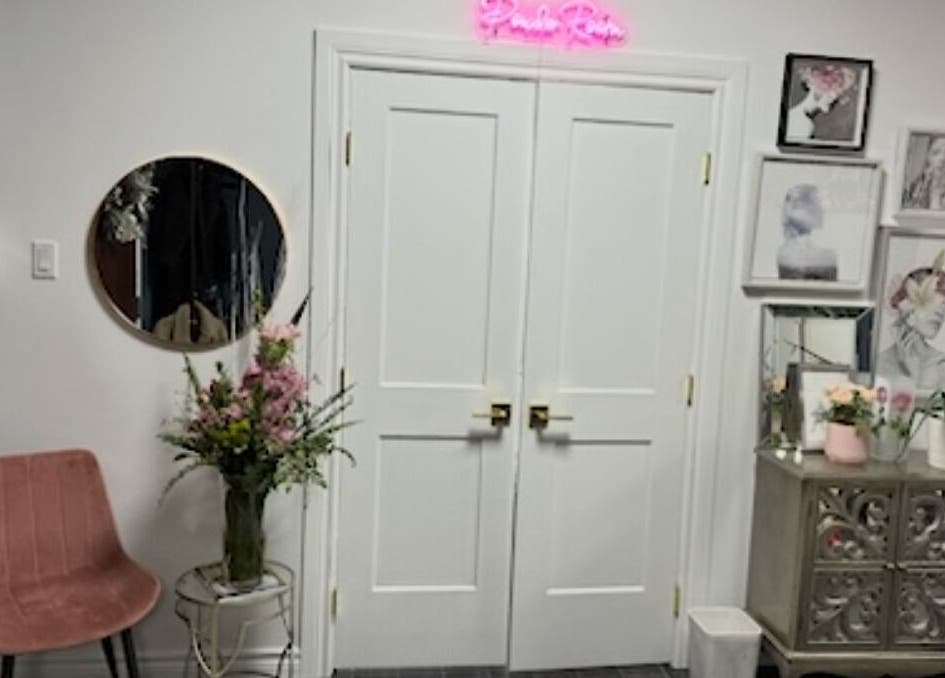 Elegant entrance at The Powder Room Mtl with floral decor, Mont-royal, Québec, CA.