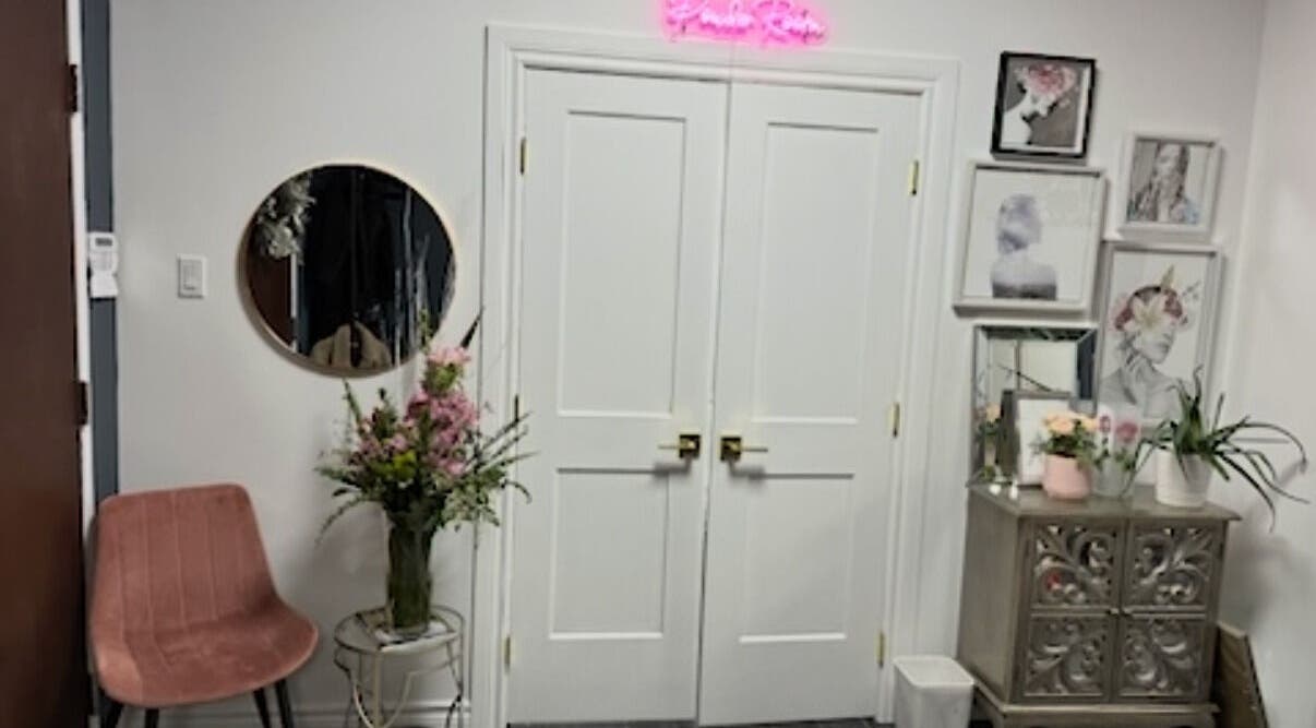 Elegant entrance at The Powder Room Mtl with floral decor, Mont-royal, Québec, CA.