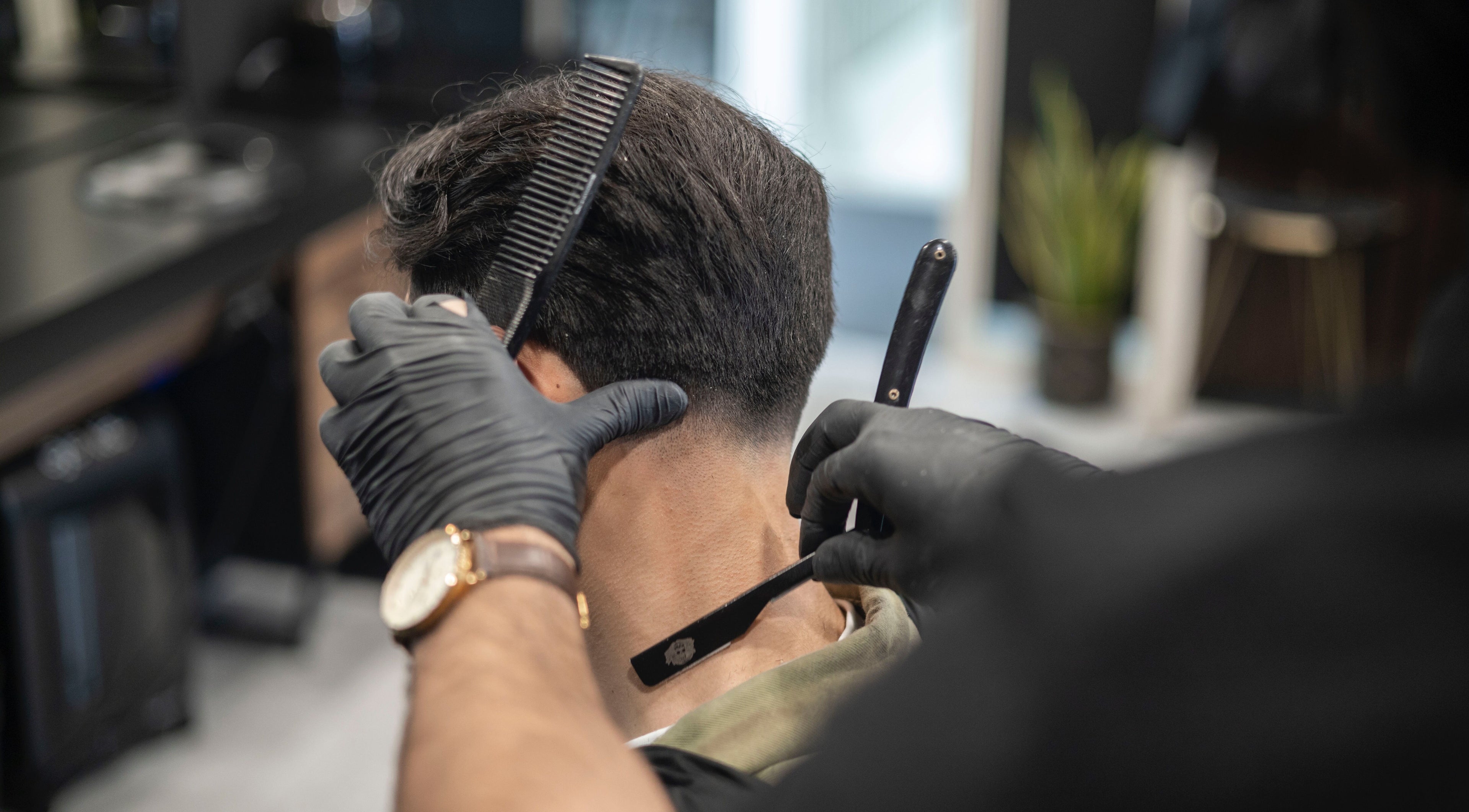 Professionele knipbeurt bij Vision Barbershop, Assendelft, Noord-holland, NL, met scheermes en kam.