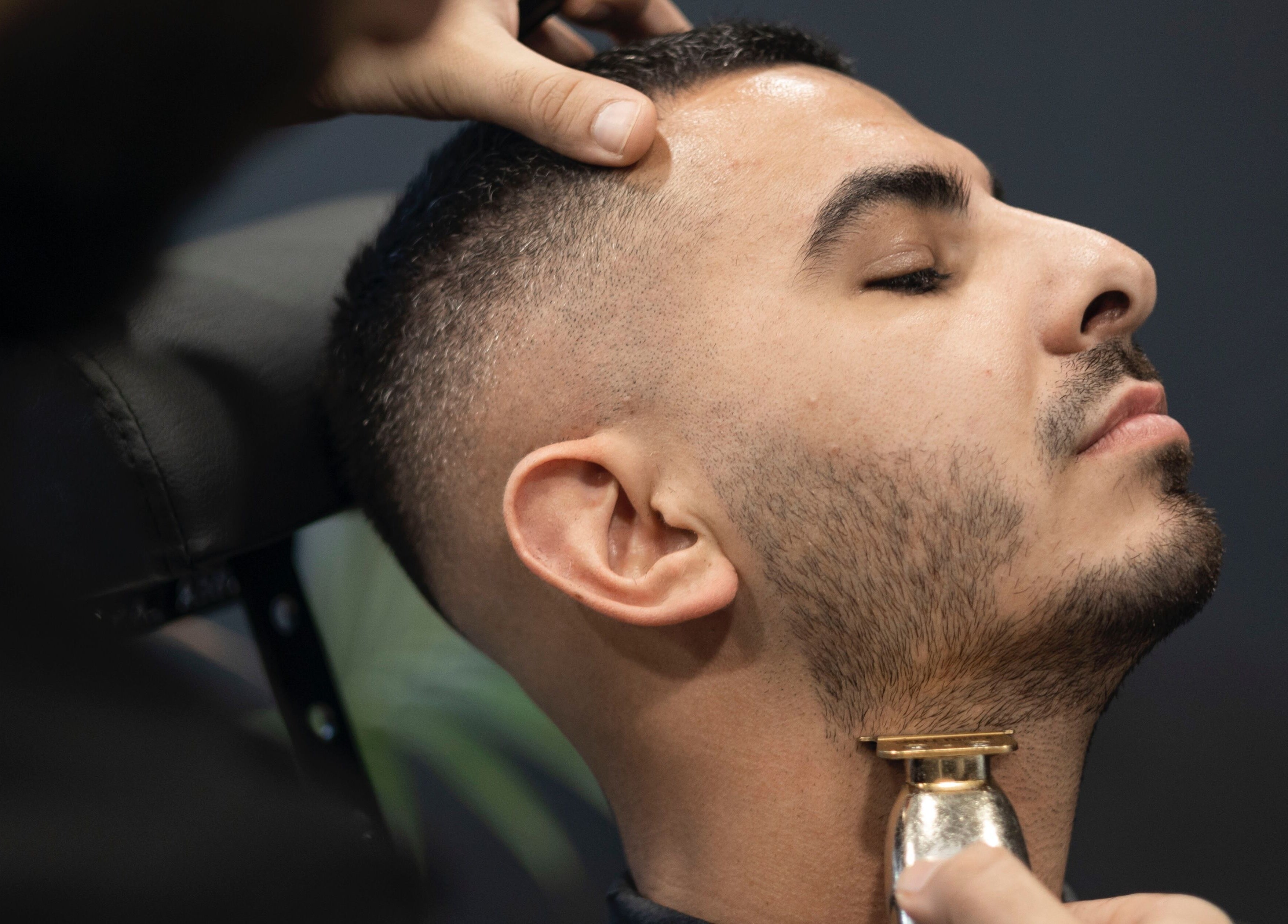 Man krijgt professionele baardverzorging bij Vision Barbershop in Assendelft, Noord-holland, NL.