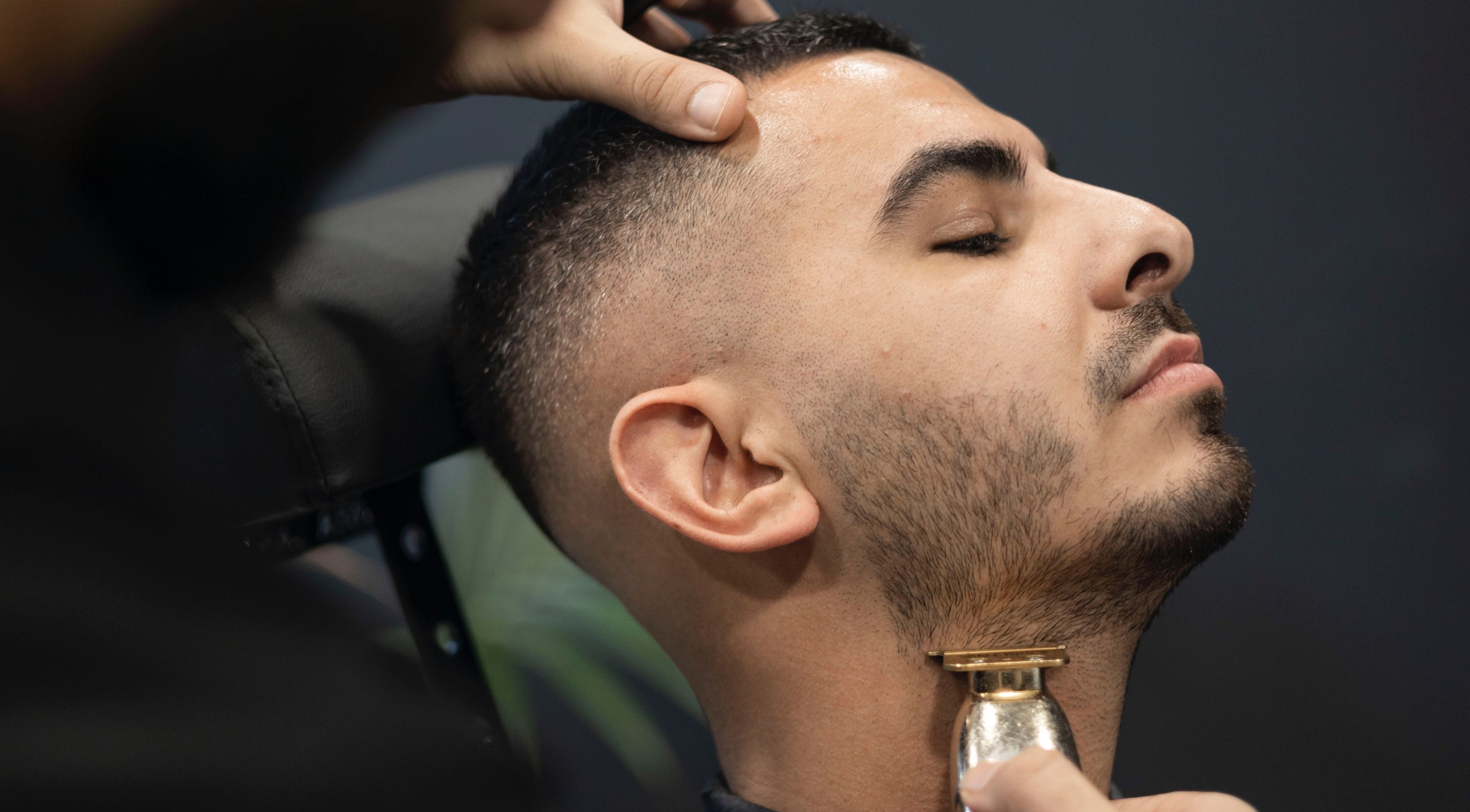 Man krijgt professionele baardverzorging bij Vision Barbershop in Assendelft, Noord-holland, NL.