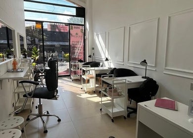 Interior moderno y luminoso del Salón Génesis en Medellín, Antioquia, CO, mostrando estaciones de trabajo impecables.