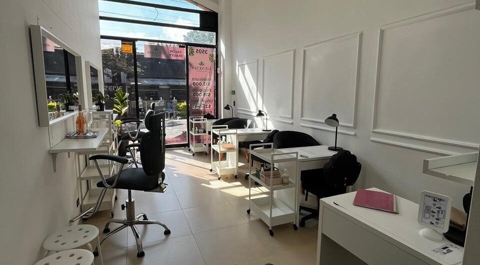 Interior moderno y luminoso del Salón Génesis en Medellín, Antioquia, CO, mostrando estaciones de trabajo impecables.