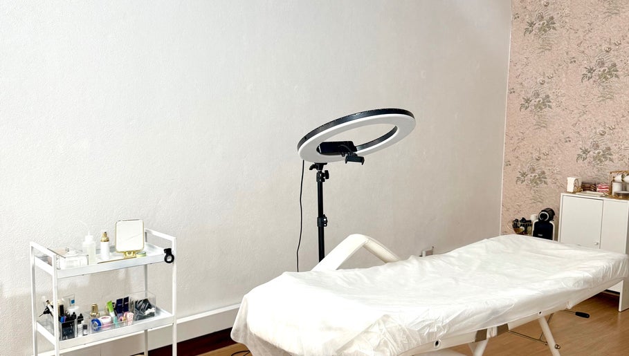 Sala de tratamento iluminada do SM Beauty em Porto, Porto, PT, com mesa e equipamento de salão.