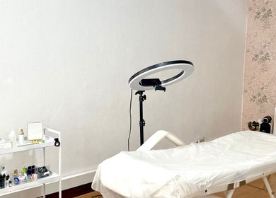 Sala de tratamento iluminada do SM Beauty em Porto, Porto, PT, com mesa e equipamento de salão.