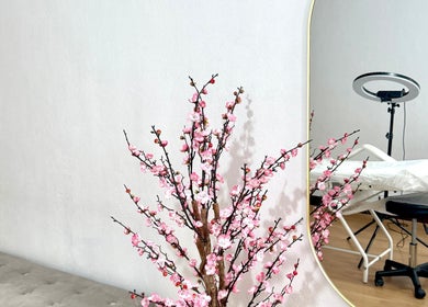 Sala de tratamento decorada com flores de cerejeira em SM Beauty, Porto, Porto, PT.