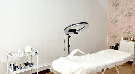 Sala de tratamento na SM Beauty, Porto, Porto, PT com cama de estética e iluminação profissional.
