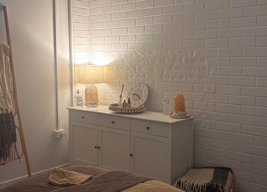 Cozy relaxation nook at Roxanne Mae's RMT Torquay, Queensland, AU with soft lighting and calming decor.