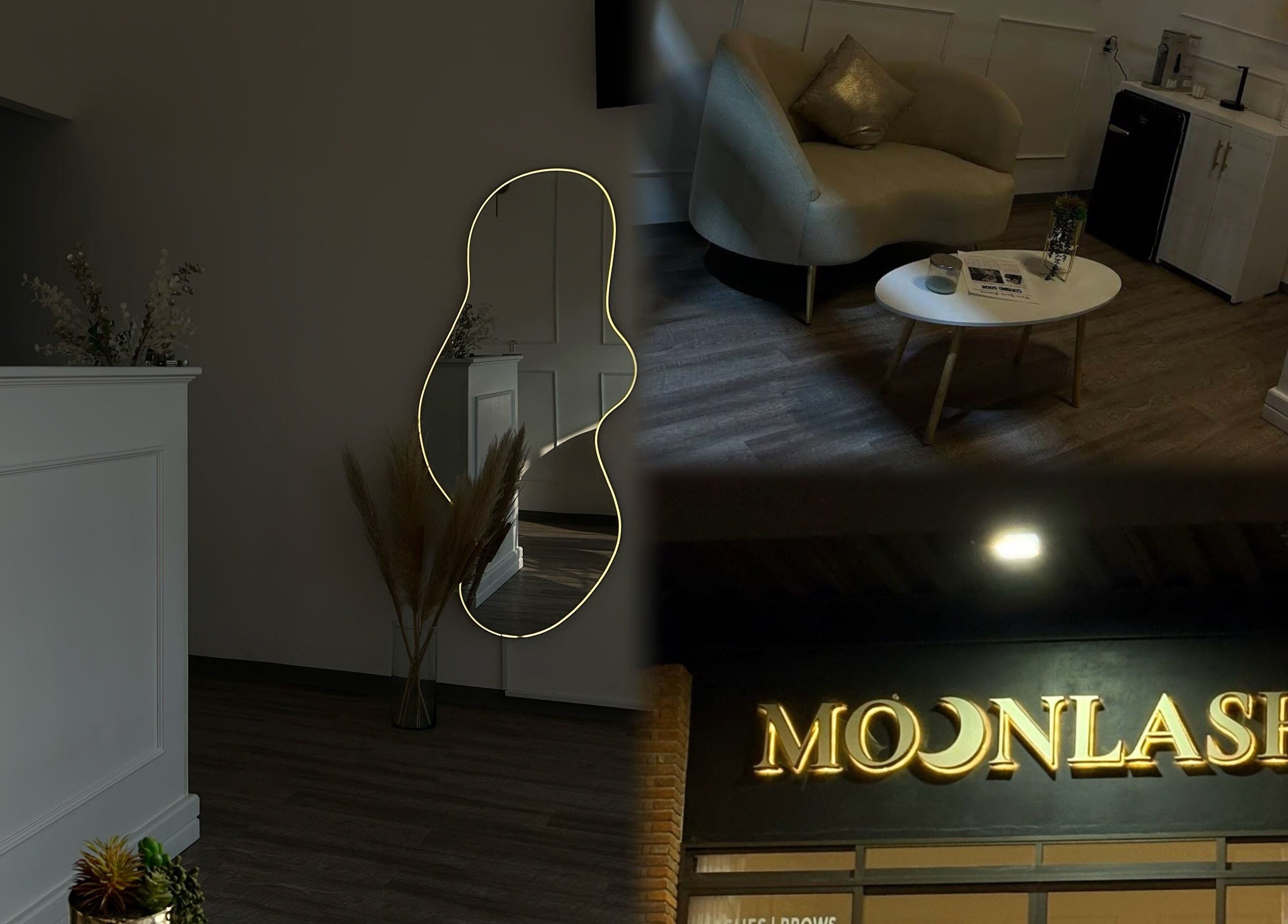 Recepción y sala elegante de MOONLASH en Metepec, Estado De México, MX, con iluminación acogedora.