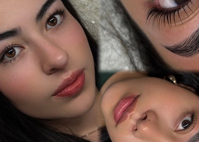 Primer plano de cejas y pestañas estilizadas en MOONLASH, Metepec, Estado De México, MX.