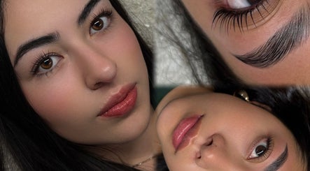 Primer plano de cejas y pestañas estilizadas en MOONLASH, Metepec, Estado De México, MX.