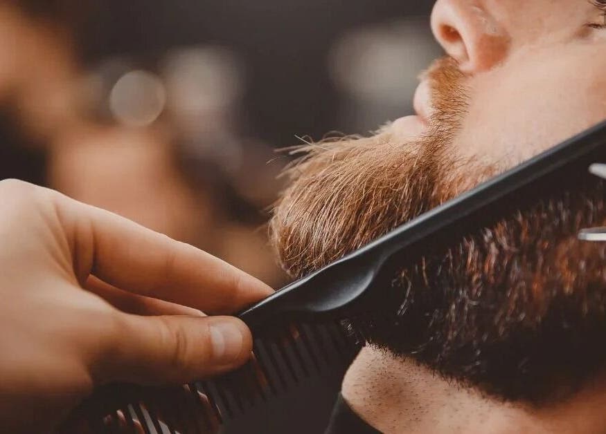 Soin de barbe professionnel à BBStudio, Wemmel, Vlaanderen, BE, mettant en valeur une coupe précise.