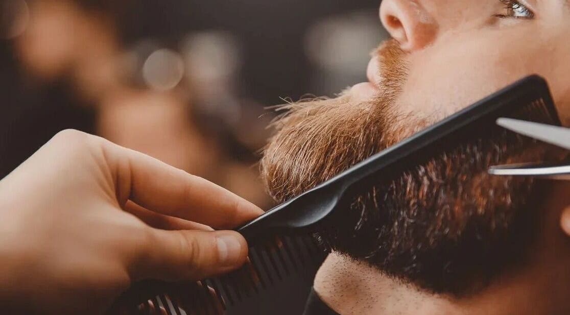 Soin de barbe professionnel à BBStudio, Wemmel, Vlaanderen, BE, mettant en valeur une coupe précise.