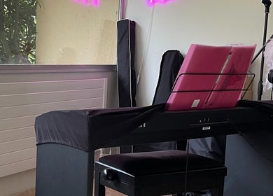 Piano moderne dans le studio de Delphine Beauté Maquillage Permanent - Delphine V Music, Plaisir, Île-de-France, FR.