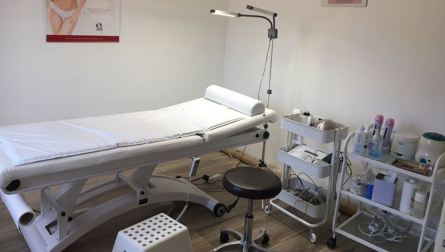 Salle de soin à Delphine Beauté Maquillage Permanent, Plaisir, Île-de-France, FR.