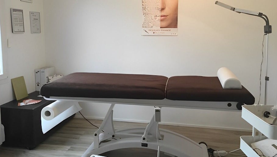 Cabine de soins élégante à Maquillage Permanent Delphine Beauté Delphine V Music à Plaisir, Île-de-France, FR.