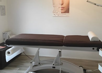 Cabine de soins élégante à Maquillage Permanent Delphine Beauté Delphine V Music à Plaisir, Île-de-France, FR.