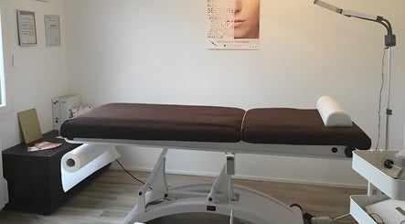 Cabine de soins élégante à Maquillage Permanent Delphine Beauté Delphine V Music à Plaisir, Île-de-France, FR.