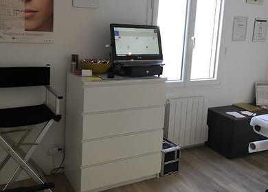 Intérieur lumineux du Maquillage Permanent Delphine Beauté Delphine V Music à Plaisir, Île-de-France, FR.