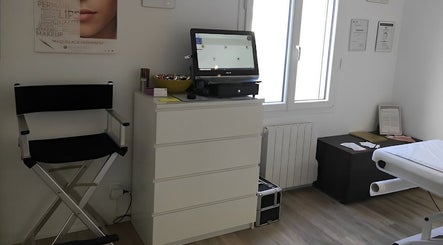 Intérieur lumineux du Maquillage Permanent Delphine Beauté Delphine V Music à Plaisir, Île-de-France, FR.