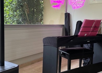 Intérieur de Maquillage Permanent Delphine Beauté Delphine V Music à Plaisir, Île-de-France, FR avec piano.