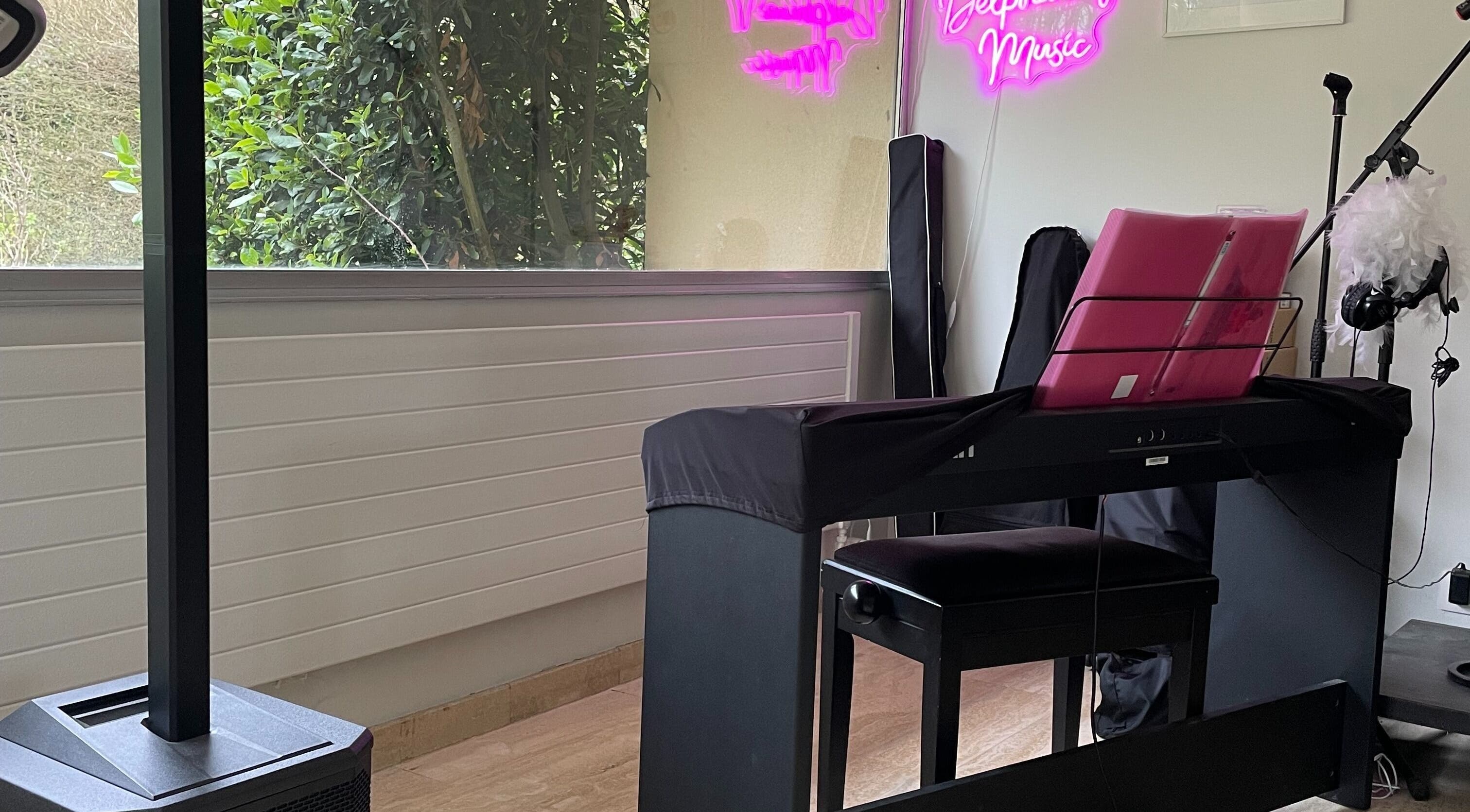 Clavier et matériel audio à Micro-pigmentation Delphine Beauté, Delphine V Music à Plaisir, Île-de-France, FR.