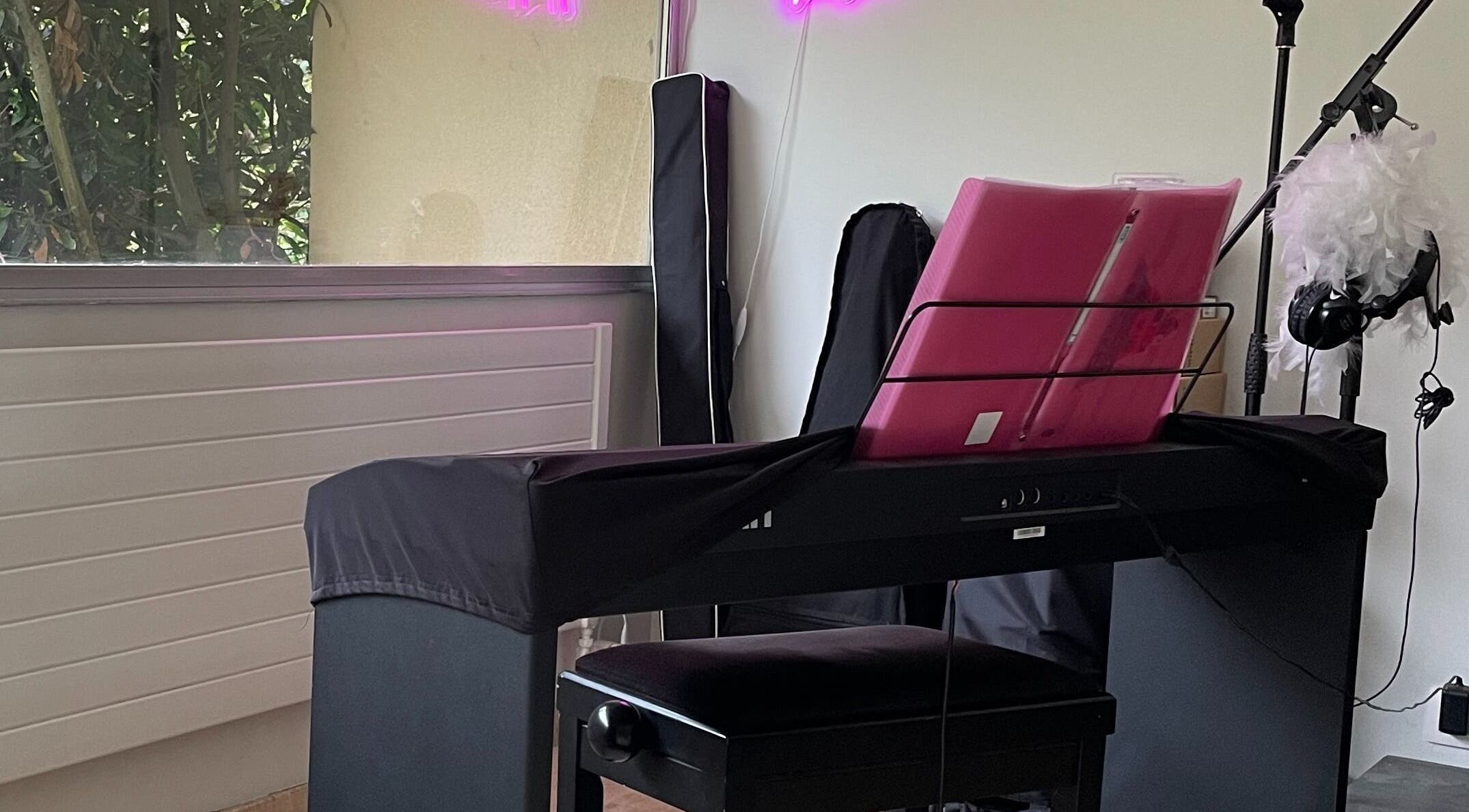Un piano et un décor élégant chez Micro-pigmentation Delphine Beauté, Delphine V Music à Plaisir, Île-de-France, FR.