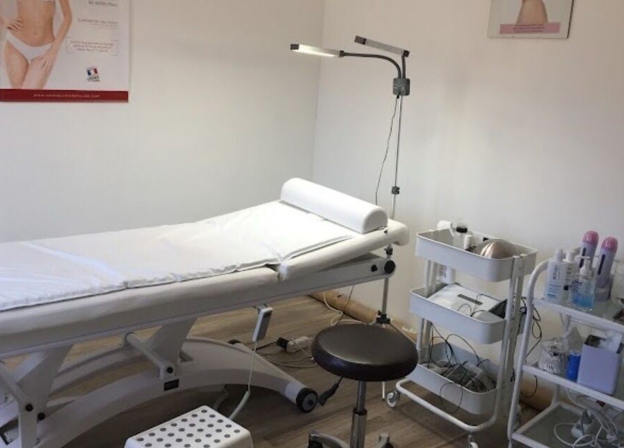 Salle de traitement chic chez Micro-pigmentation Delphine Beauté, Delphine V Music à Plaisir, Île-de-France, FR.