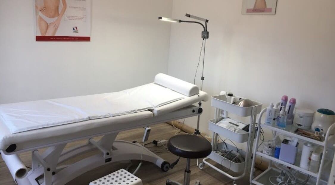 Salle de traitement chic chez Micro-pigmentation Delphine Beauté, Delphine V Music à Plaisir, Île-de-France, FR.