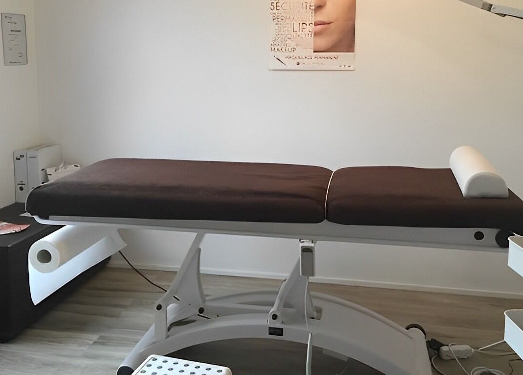Salle de soin moderne à Micro-pigmentation Delphine Beauté, Plaisir, Île-de-France, FR.