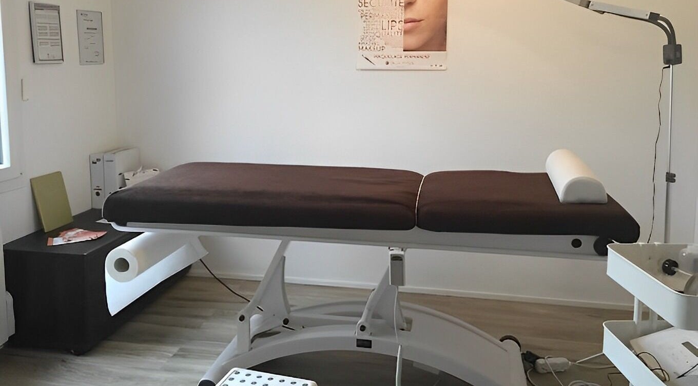 Salle de soin moderne à Micro-pigmentation Delphine Beauté, Plaisir, Île-de-France, FR.