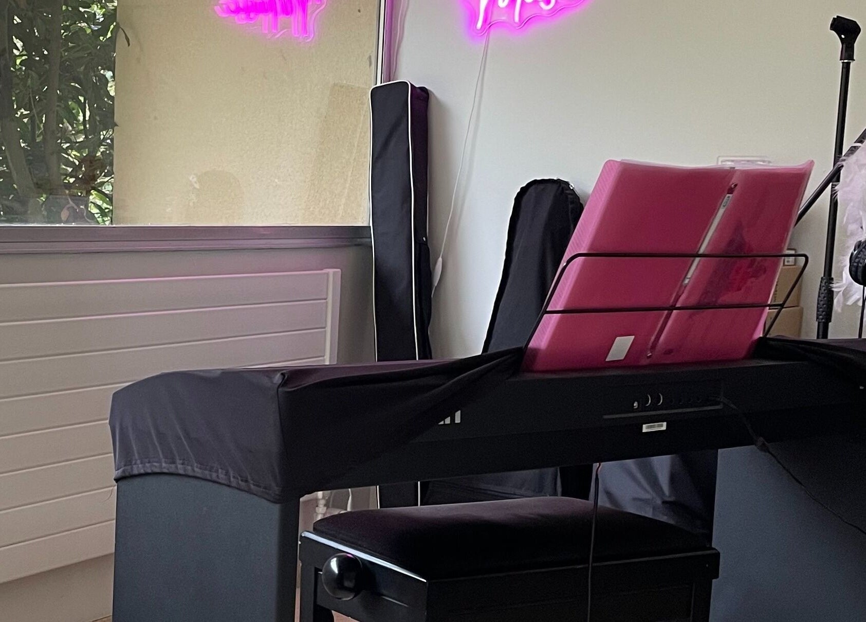 Piano avec déco rose à Micro-pigmentation Delphine Beauté, Delphine V Music, Plaisir, Île-de-France, FR.