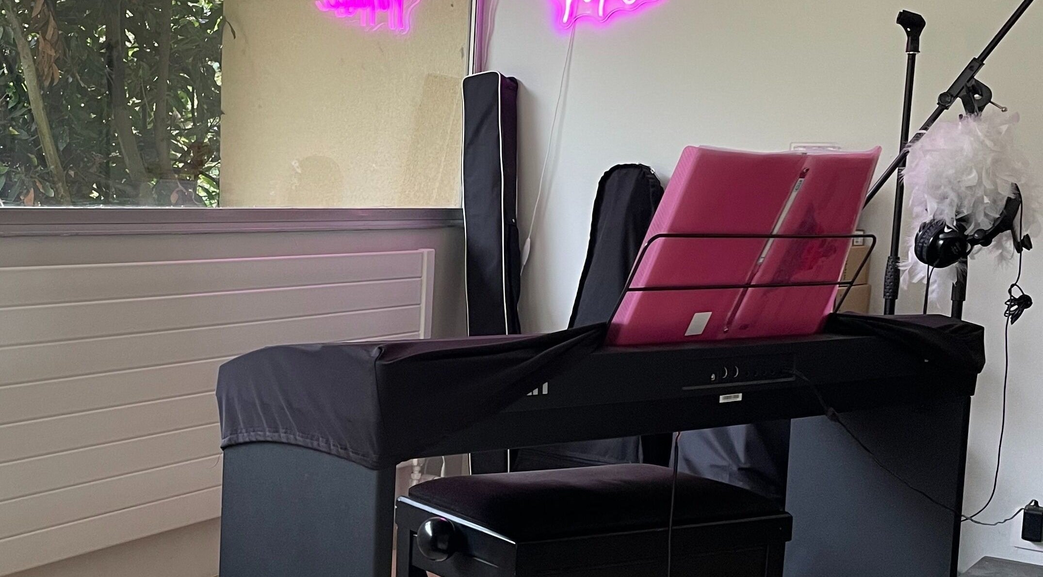 Piano avec déco rose à Micro-pigmentation Delphine Beauté, Delphine V Music, Plaisir, Île-de-France, FR.