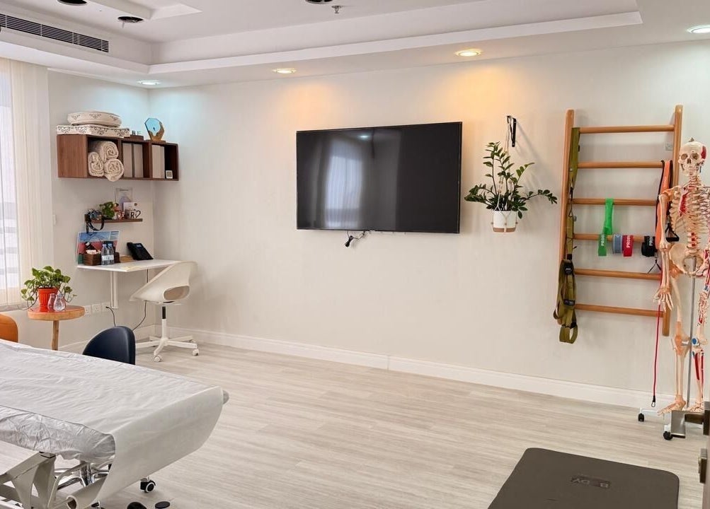 Therapy room at Movemento/CRYO Infinity in Jeddah, Makkah Province, SA, featuring modern decor and equipment.
