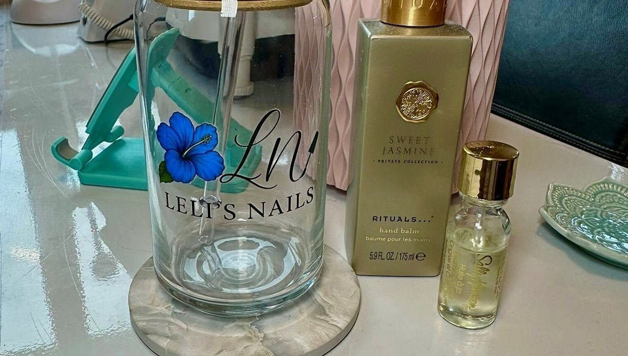 Einrichtung bei Lelis Nails in Vomp, Tirol, AT mit Rituals Handbalsam und stilvollem Glasbehälter.