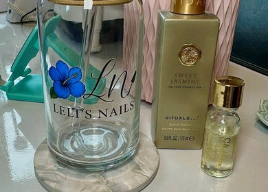 Einrichtung bei Lelis Nails in Vomp, Tirol, AT mit Rituals Handbalsam und stilvollem Glasbehälter.