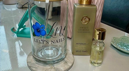 Einrichtung bei Lelis Nails in Vomp, Tirol, AT mit Rituals Handbalsam und stilvollem Glasbehälter.